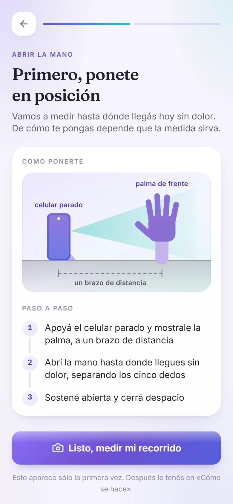 Guía de posición: celular parado y palma de frente a un brazo de distancia, con tres pasos.